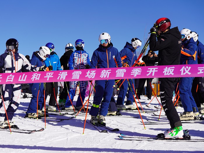 15日，长白山和平滑雪场“开板”迎客。人民网记者 李洋摄