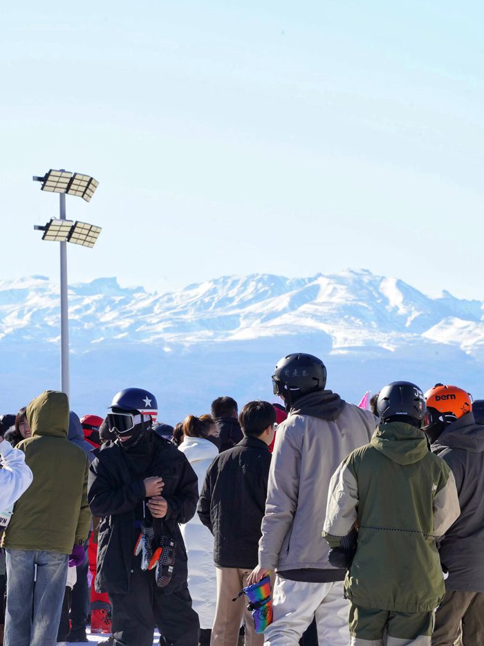 游客在和平滑雪场远眺长白山。人民网记者 李洋摄