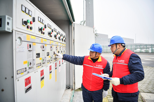 国网重庆市南供电公司员工在对公路物流基地相关电力设备进行巡视。龚超摄